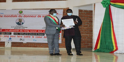 REMISE D'ATTESTATION A UN DONNEUR DE SANG 