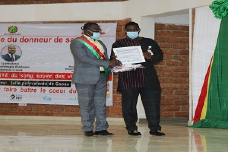 REMISE D'ATTESTATION A UN DONNEUR DE SANG 